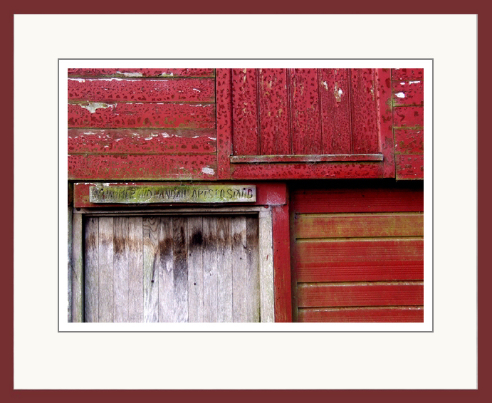 A frame coloured to match the image will look particularly harmonious